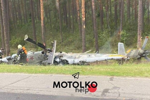 Упав біля траси: у Білорусі «здійснив жорстку посадку» російський військовий вертоліт (Фото)