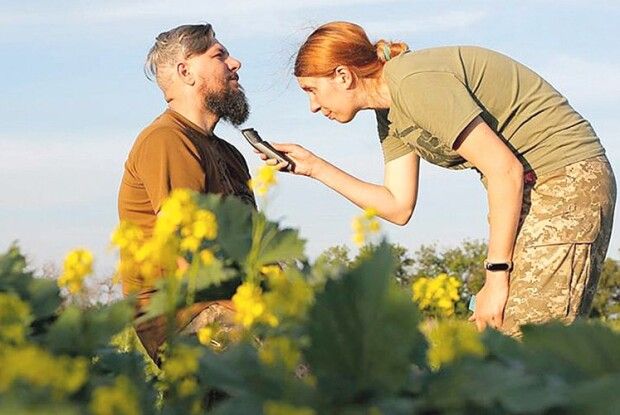 Перукарня посеред квітучого поля