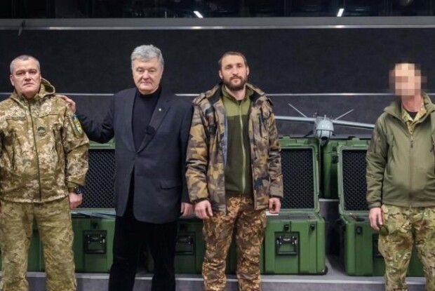 «Лелеки», які знаходять ворога: Порошенко передав військовим два комплекси розвідувальних БПЛА