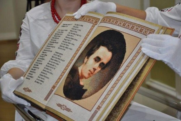 З 10 мільйонів «Кобзарів» - тільки один вишитий