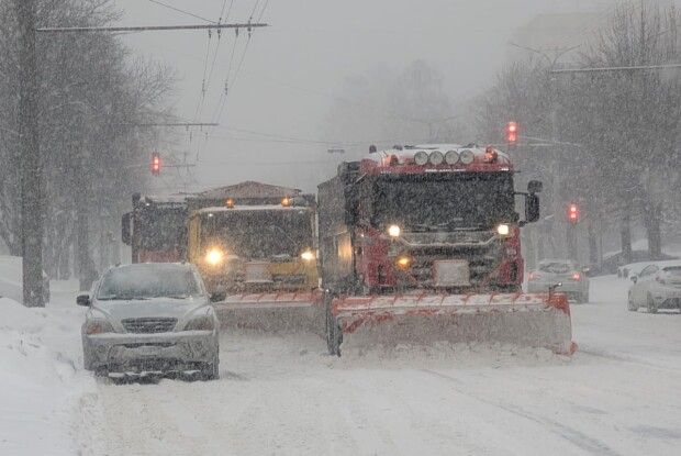 Негода у Луцьку: за ніч використали майже 80 тонн солі та сумішей