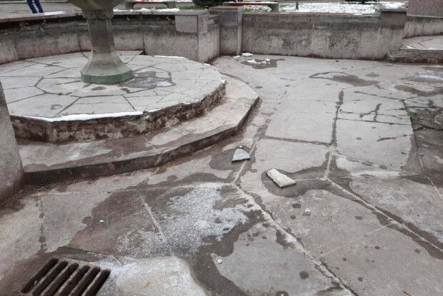 Показали зруйнований фонтан в центрі Луцька (Фото)