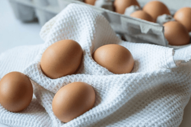 Навіщо досвідчені господині трясуть яйця перед варінням: кулінарна хитрість  