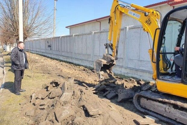 Де у Ківерцях почали облаштовувати тротуар (Відео)