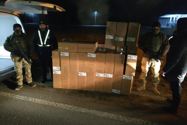 На Волині в мікроавтобусі знайшли 30 тисяч контрафактних пачок сигарет (відео)