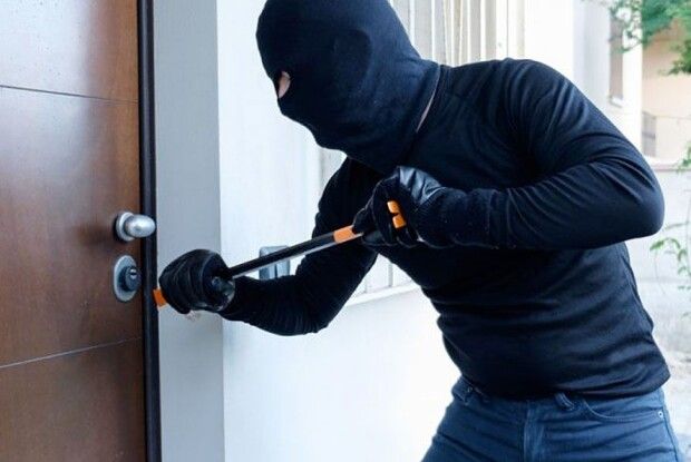 На Волині чоловік проник у хату 79-річної односельчанки...