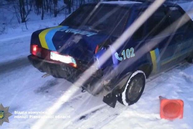 Аварія на аварії: під час оформленя ДТП на Рівненщині вантажівка наїхала на поліцейське авто (ФОТО)