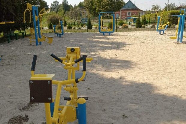 У селі на Волині дружина полеглого Героя у пам'ять про нього відкрила спортмайданчик