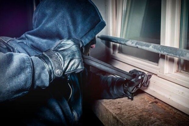 На Горохівщині серед білого дня обікрали хату