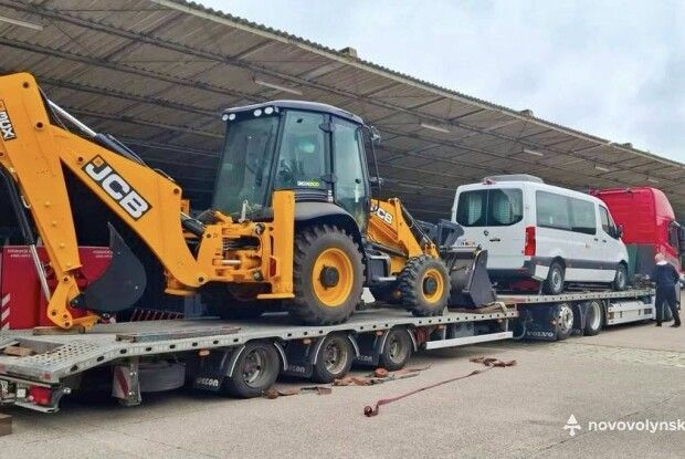 Місто на Волині отримало інклюзивний Mercedes та потужний JCB