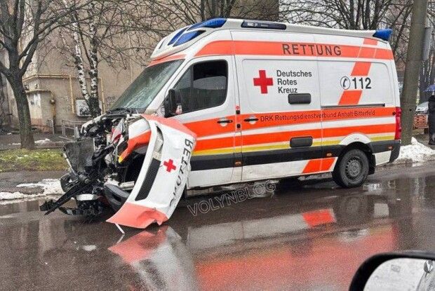 В обласному центрі Волині в аварію потрапила карета швидкої допомоги: постраждалі в лікарні