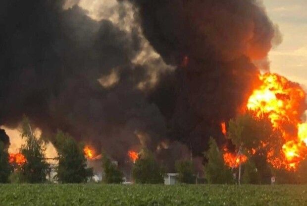 На Дніпропетровщині три ракети зруйнували нафтобазу, спалахнула сильна пожежа