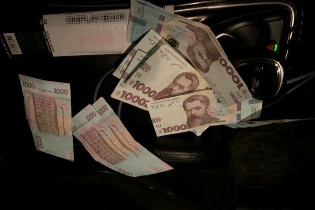 Дружина прийшла на виручку п’яному водієві і принесла великий хабар поліцейським