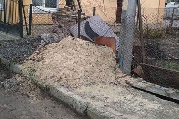 Лучани, які зберігали пісок і щебінь на тротуарі, заплатять штраф