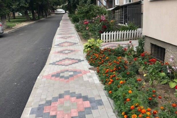 Радник міського голови Луцька показав, які клумби хоче бачити біля кожного будинку