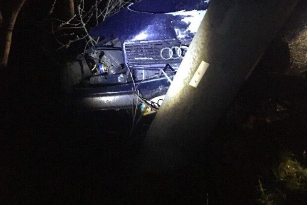 Зіткнення з електроопорою - наслідки нетверезого керування (Відео)