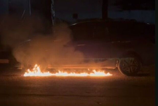 У Рівному через сварку чоловік підпалив автомобіль кривдника