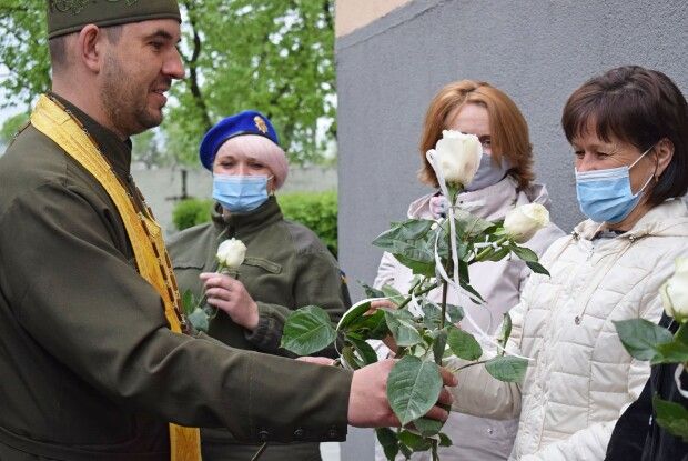 Луцьким гвардійкам подарували білі троянди (Фото)