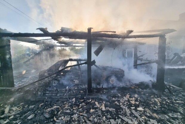 Машина згоріла вщент: на Рівненщині вогонь наробив збитків господарям