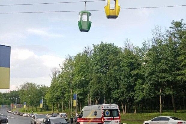 Мати юнака розповіла, чому її син міг стрибнути з канатної дороги під автобус