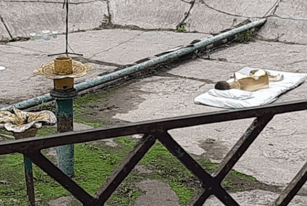 У Рівному в фонтані спить дівчина в золотистому комбінезоні (Відео)