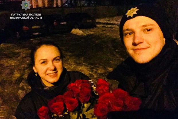 І патрульним дарують квіти