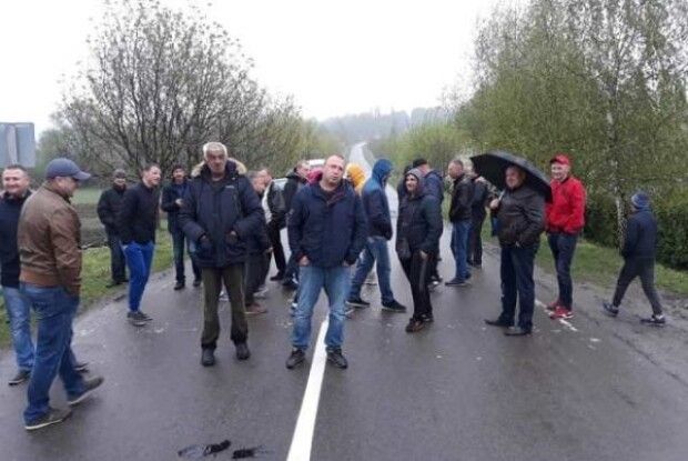 Біля Рівного протестують десятки людей