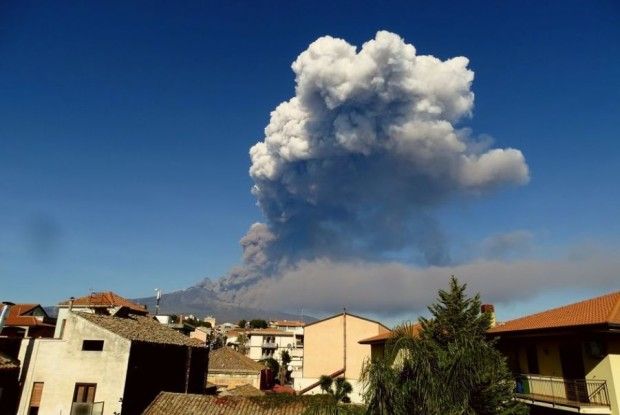 На італійському острові Сицилія почалося виверження вулкану Етна