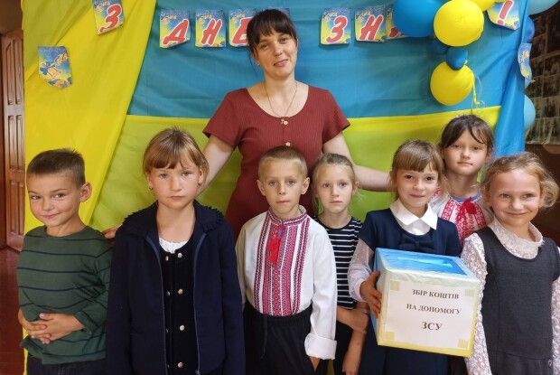 У школі на Волині замість квітів вчителям задонатили 94 тисячі гривень на армію 