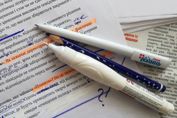 Якось не смішно: «ви… коректор? той, що букви замальовує?»