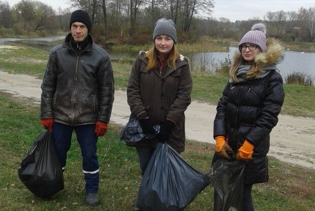 На Волині «Ваня організував толоку, бо набридло спостерігати купи сміття біля озера» (Фото)