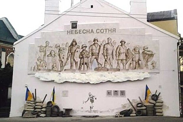 Футбольні фанати й волонтери «освіжили» інсталяцію Небесної сотні у Рівному