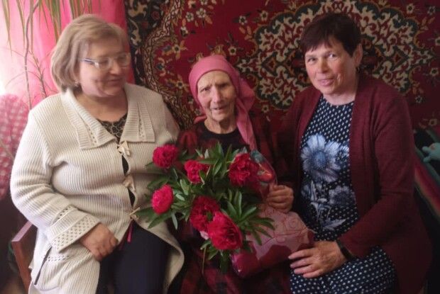 У громаді на Волині довгожителів привітали з іменинами