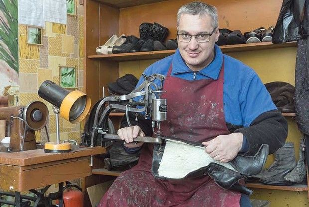 Як відрізнити шкіряні черевики від дерматинових