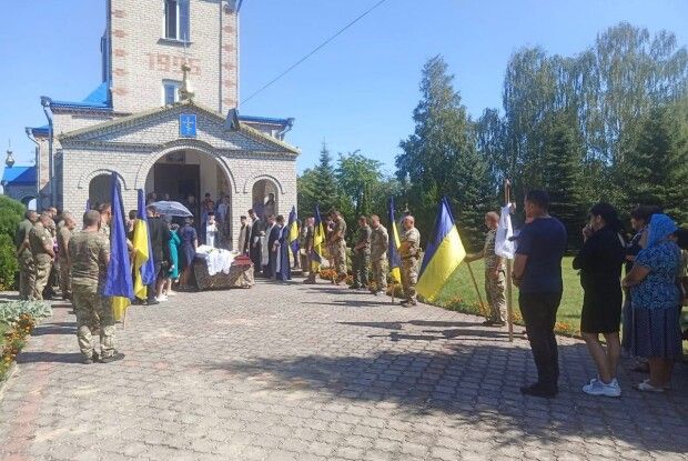 У Нововолинській громаді попрощались із загиблим захисником Віталієм Горліковським