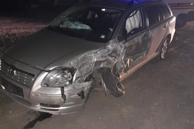 Внаслідок зіткнення з легковиком на Волині перекинувся мікроавтобус (Фото)