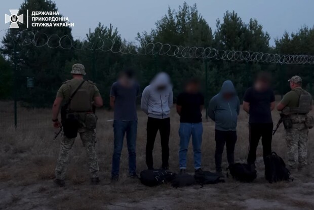 По сусідству з Волинню чоловіки-ухилянти пробирались мінними полями... до білорусі