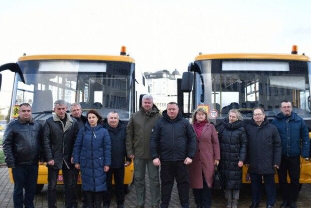 Ще три громади Волині отримали шкільні автобуси