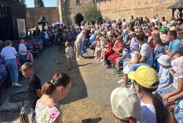 У Луцьку першокласники отримали наплічники зі шкільним приладдям