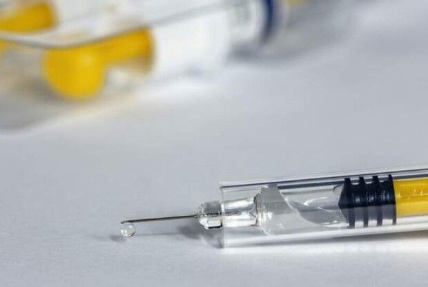Британія першою у світі розпочне масову вакцинацію від коронавірусу