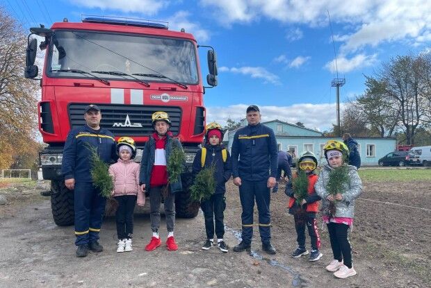 Горохівські рятувальники посадили з дітворою алею (Фото)