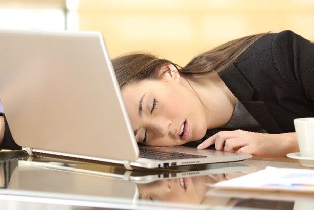 «Молода, а вічно стогне, що втомилася…»