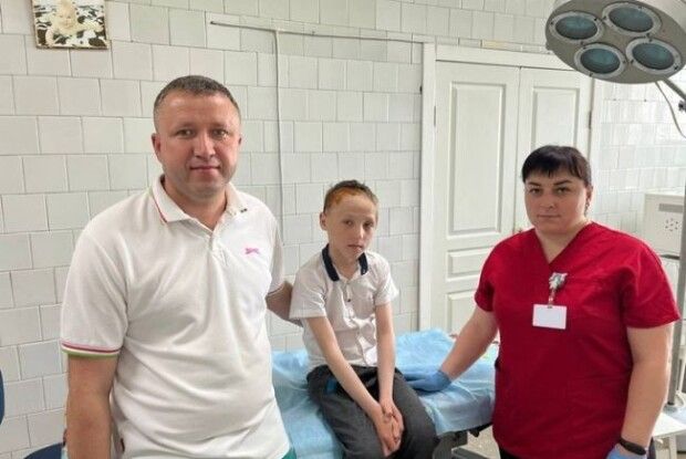 У Рівному врятували 9-річного хлопчика, якого вдарили каменем по голові
