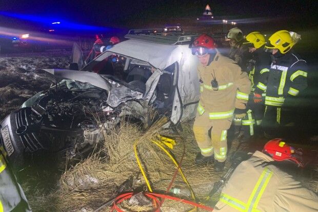 На Рівненщині - масштабна ДТП, водія деблокували рятувальники (Фото)