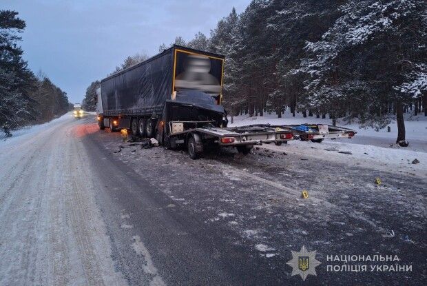 На Волині бус влетів у фуру, водій загинув