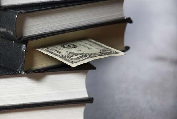 На Волині жінка знайшла у чужій книжці 8 тисяч гривень