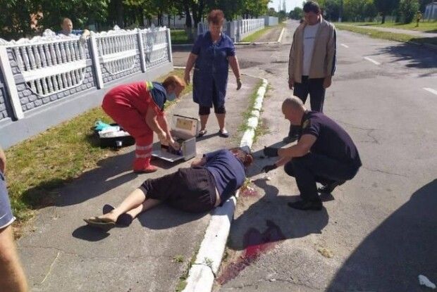 На Рівненщині небайдужі допомогли чоловіку, який серед вулиці раптово втратив свідомість і розбив голову