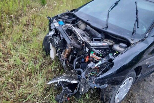 На Волині водійка за кермом Peugeot через неуважність наїхала на вантажівку (Фото)
