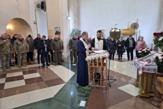 У Ковелі після спільної молитви настоятель з парафіянами захисникам вручили дрон  
