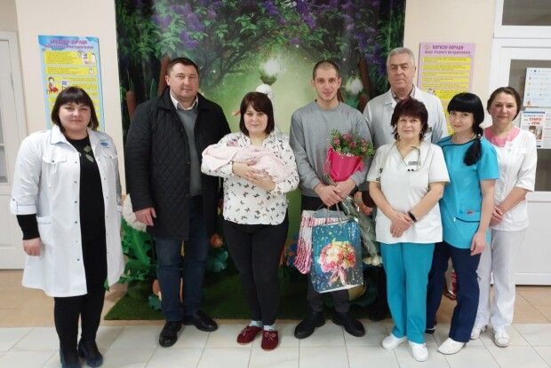 На Волині міський голова привітав у пологовому перше народжене цьогоріч немовля і маму